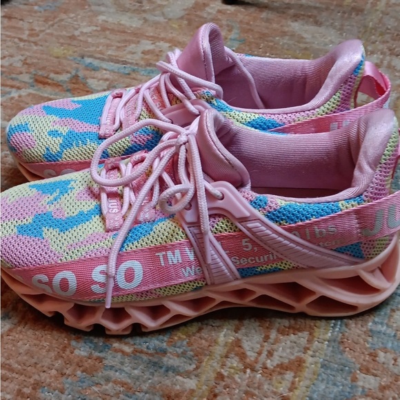 Tennis Shoes euc size 6.5 - Picture 2 of 8